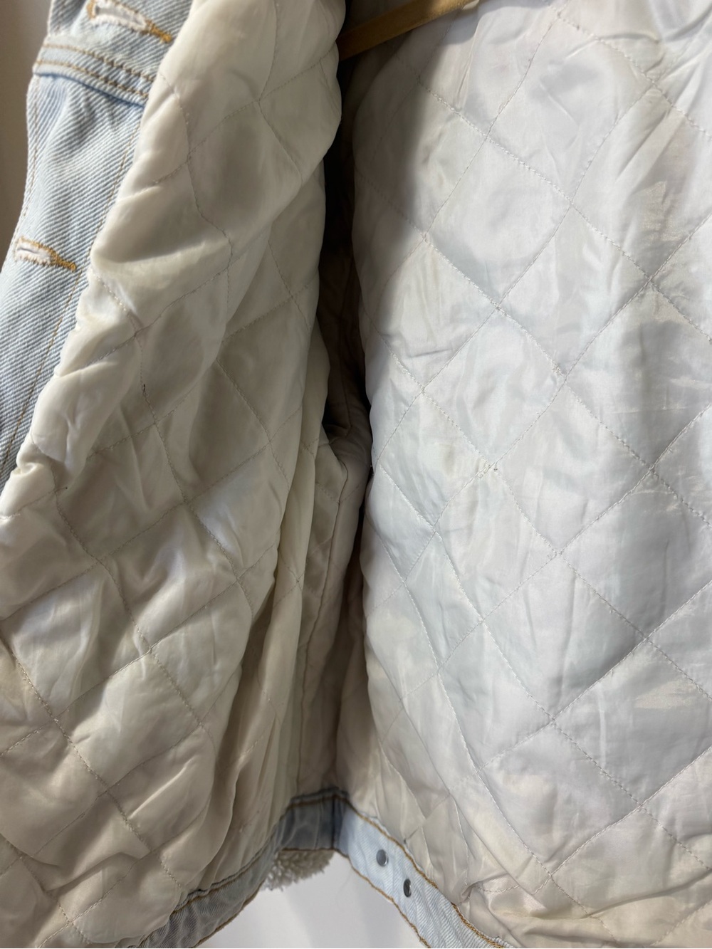 Levi's Quilted Lined Jacket with Sherpa Trim - Picture 3 of 4